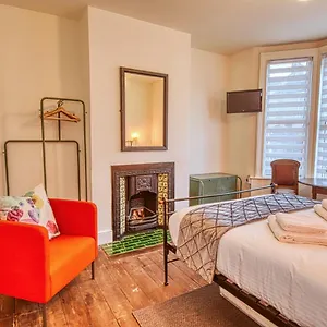 4 Bedroom House In With Garden & Free Private Parking , Bath United Kingdom